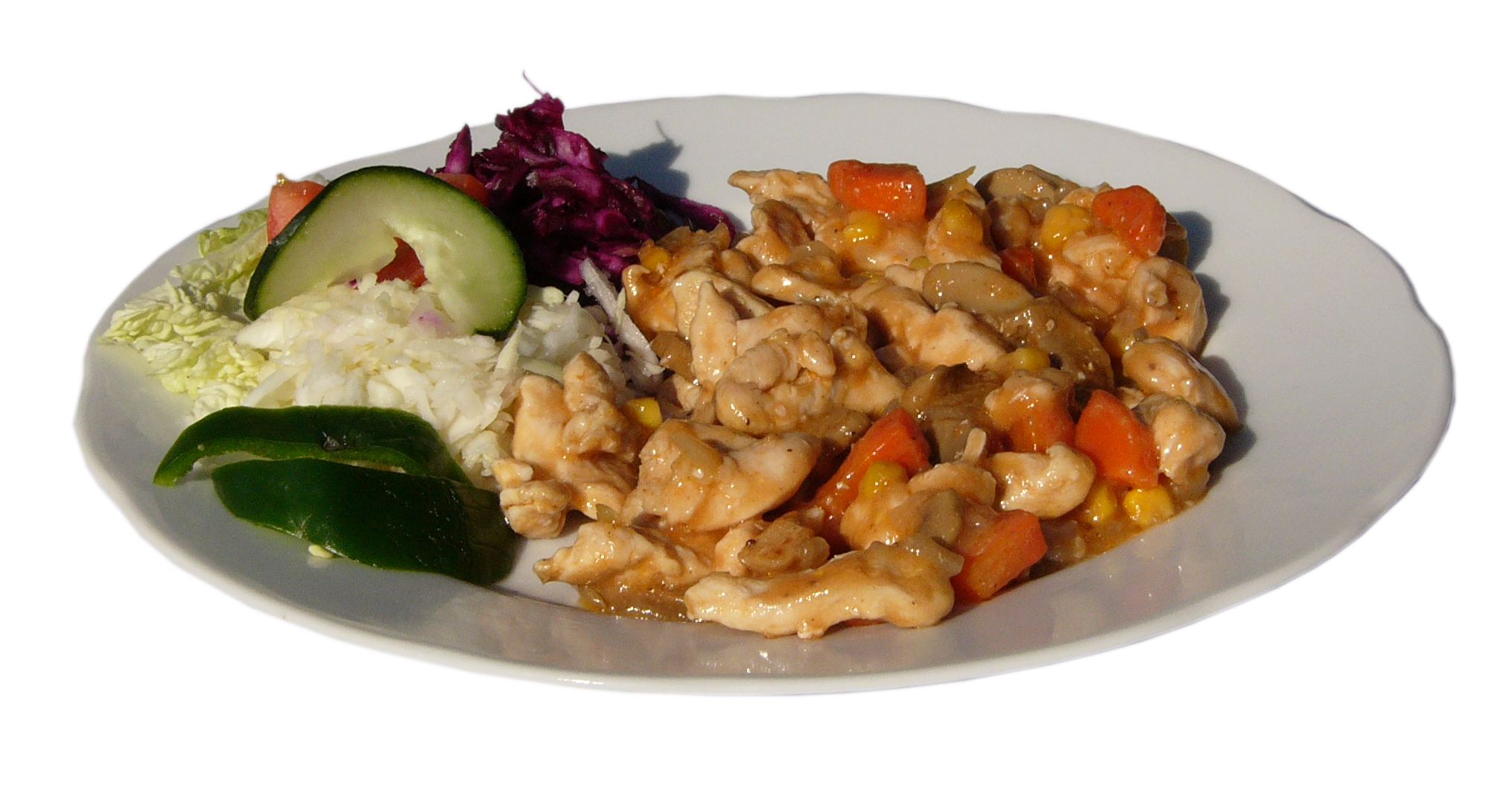Kurací stroganov, 1⁄2 ryža, 1⁄2 hranolky, zeleninová obloha